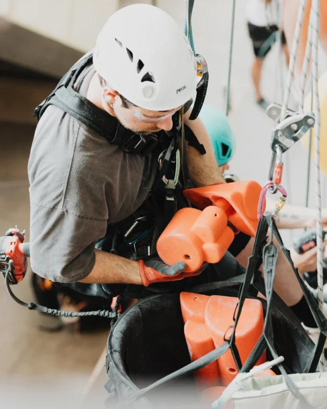 The setter's are giving our top rope wall a big refresh today. Pop by the Power Plant and check out the new routes!

#routesetting #newroutes #climbsoill #climbinggym #indoorclimbing #routesettingcrew