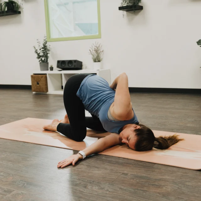 Climbing a lot lately? Lacey's got a couple of yoga poses that can help you recover.

-Thread the Needle (Urdhva Mukha Pasasana)
-Seated Twist (Matsyendrasana)

Want to build strength, too? Give Crane Pose a try. It's a fun challenge that helps develop shoulder strength and body control.

If you're looking to explore more poses, join Lacey's class and keep your climbing body feeling strong.

#climbsoill #yoga #yogahour #climbinggym