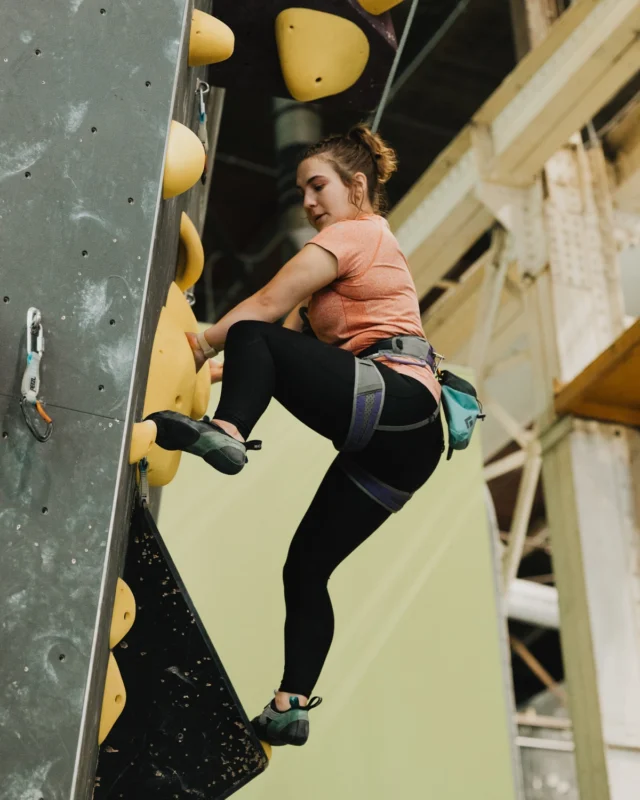 Lots of strong efforts at Onsight Night last night.

No beta. No second tries. Just four minutes and a chance to see what you've got.

Swipe through for some highlights (and a celebratory hug).

Missed this round? We've got another Onsight Night: Boulders Edition coming up at Power Plant. Grab your time slot through the link in our bio.

#onsightnight #climbsoill #climbing #climbinggym #indoorclimbing